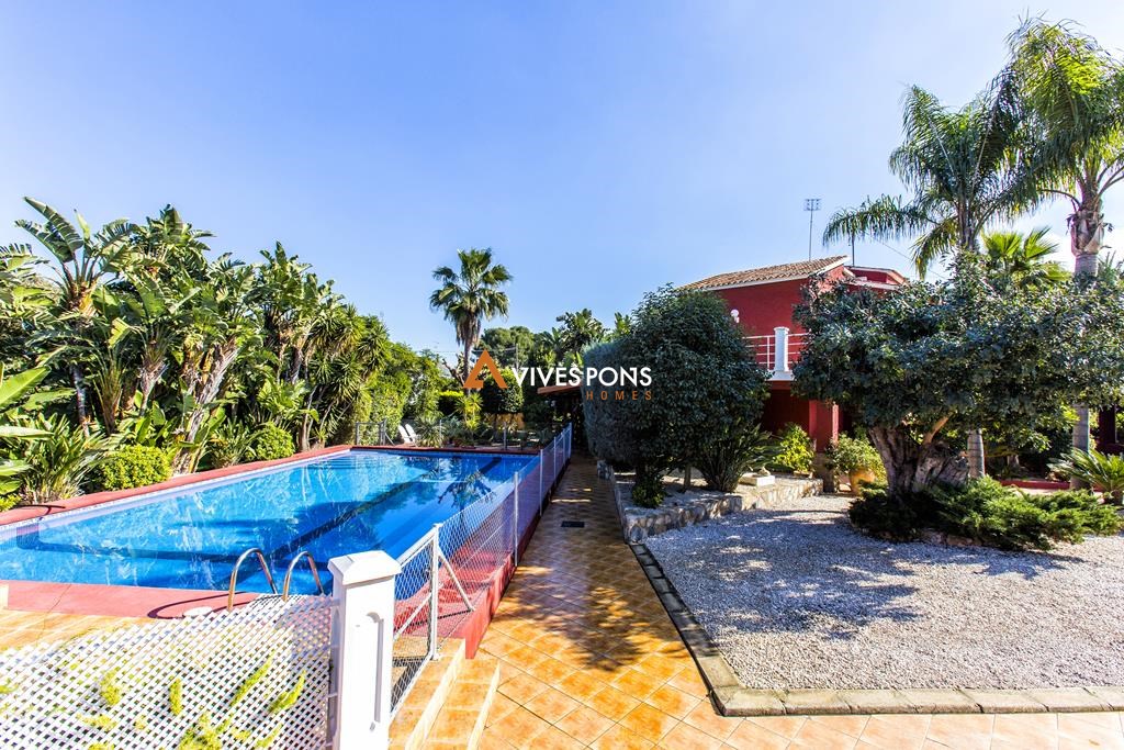 Villa mit 2950 m² Grundstück nur 700 m von Marineta Cassiana, Dénia